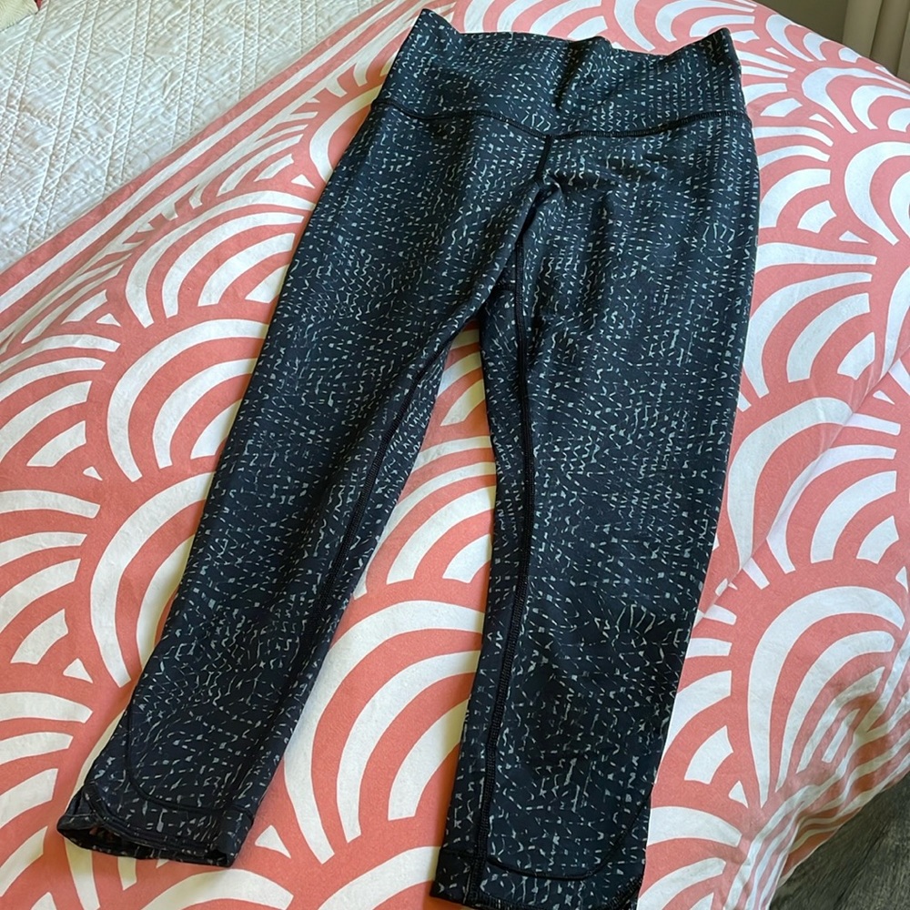 Lululemon size 6 cropped leggings